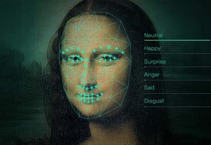 Rostro femenino con una superposición gráfica de análisis de expresiones