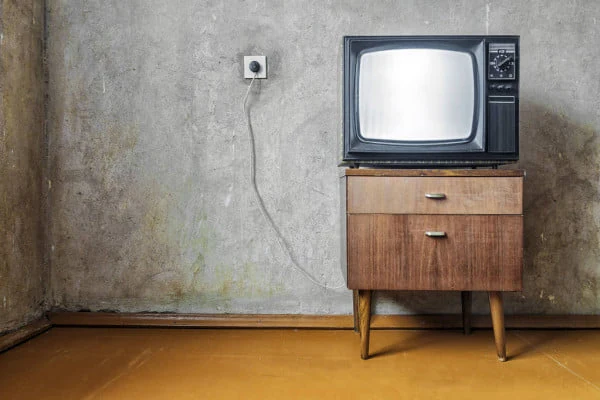 Televisor antiguo sobre un mueble de madera