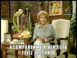 Meme de una mujer sentada con el texto Acompáñenme a ver esta feliz historia