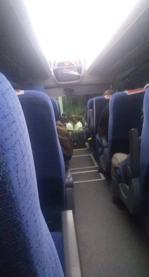 Pasillo y asientos en el interior de un autobús