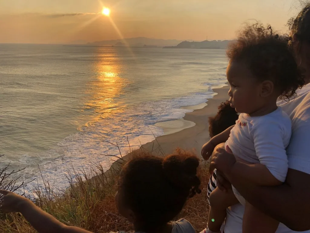 Dos niñas junto al mar durante la puesta de sol