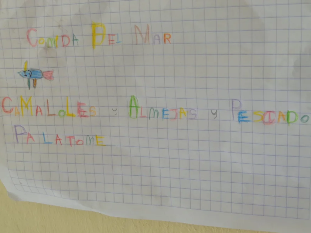 Cartel infantil escrito a mano que anuncia comida del mar
