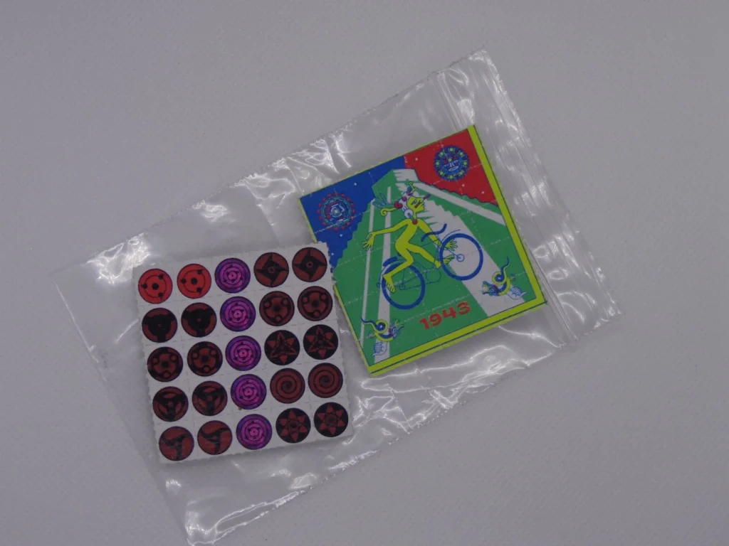 Láminas impresas de colores dentro de una bolsa transparente