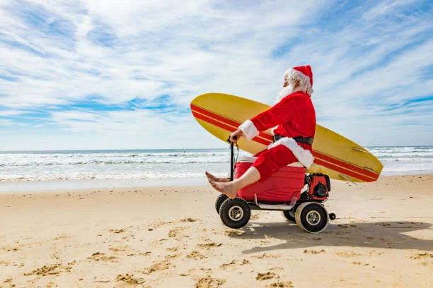 Imagen de Santa Claus en un vehículo pequeño con una tabla de surf