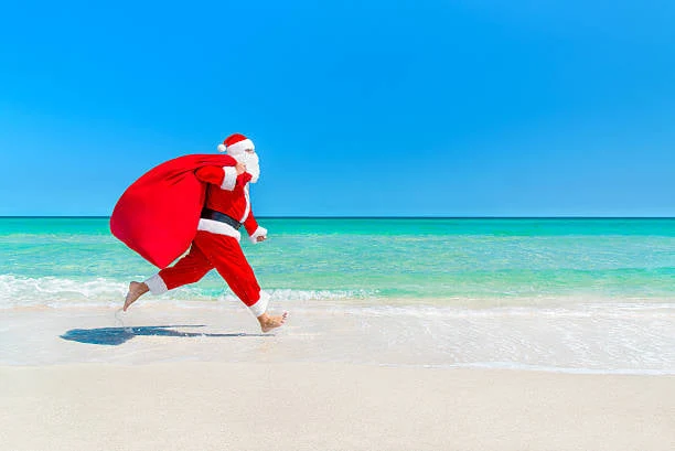 Imagen de Santa Claus corriendo por la orilla del mar