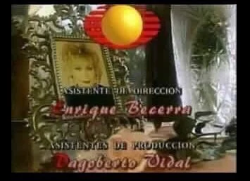 Fotograma con créditos sobre una escena de interior