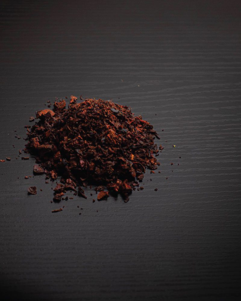 Changa sobre superficie oscura